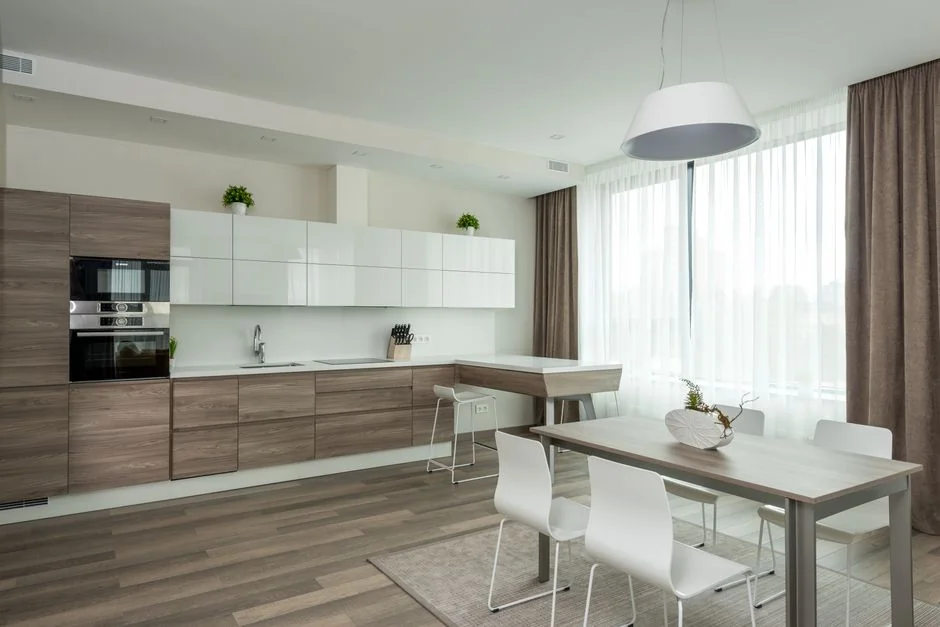 Un couple soulève ensemble un canapé en emménageant dans un nouvel appartement.